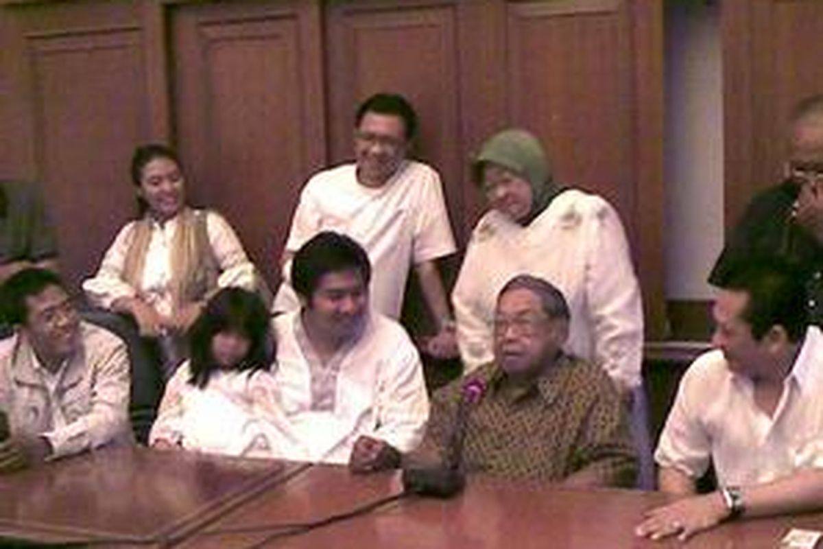 Perwakilan Tim Sembilan meminta doa restu kepada Gus Dur di kantor PBNU Jakarta