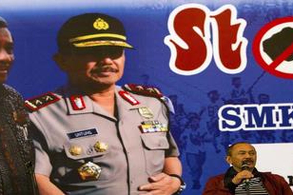 Kapolda Metro Jaya Irjen Untung Suharsono Rajab menyampaikan pendapatnya pada deklarasi Stop Tawuran oleh Komunitas Anti Kekerasan Indonesia (KAKI) di Ballroom Hotel Sultan, Jakarta selatan, Selasa (2/10/2012). Acara yang juga dihadiri oleh Menteri Pendidikan dan Kebudayaan Muhammad Nuh ini diadakan terkait maraknya tawuran yang sudah mengakibatkan jatuhnya dua orang korban jiwa.