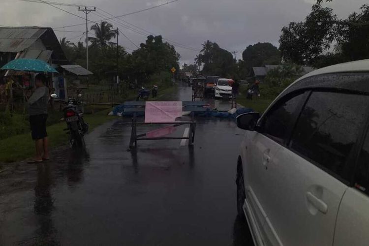 Warga Desa Kamariang, Kecamatan Kairatu, Kabupaten Seram Bagian Barat, Maluku memblokade ruas jalan di desa mereka, Kamis (11/6/2020) Jalan tersebut merupakan jalan penghubung tiga kabupaten di pulau Seram