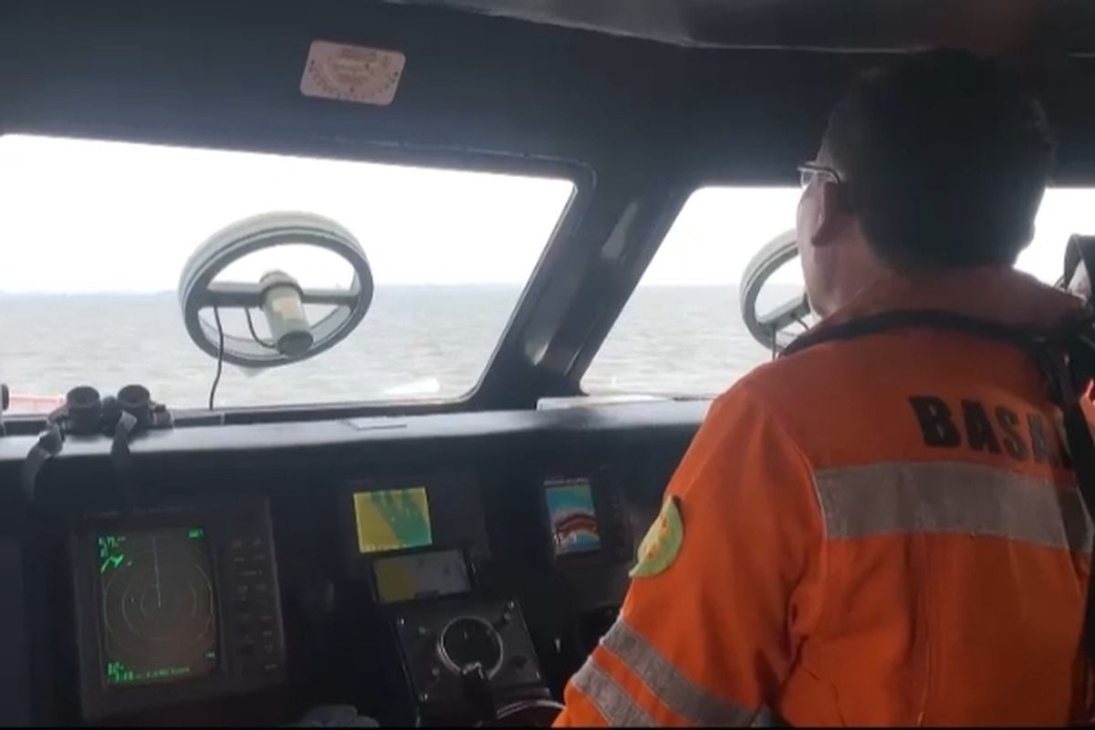Tim Sar melakukan pencarian korban hilang akibat kapal karam di perairan Selat Malaka, Senin (31/7/2023).