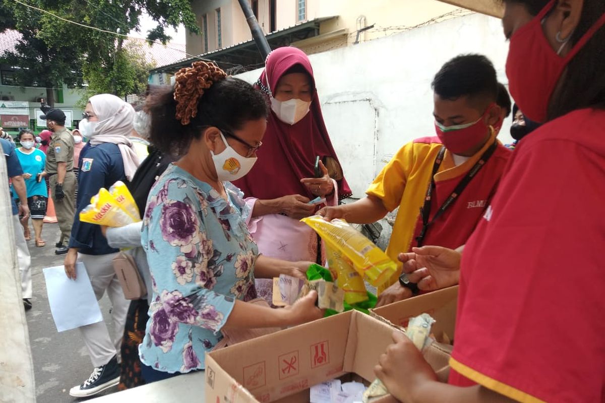 Operasi Pasar minyak goreng murah di Kecamatan Johar Baru, yang digelar oleh Sinar Mas bersama Sudin PPUKM Jakarta Pusat, Senin (17/1/2022).