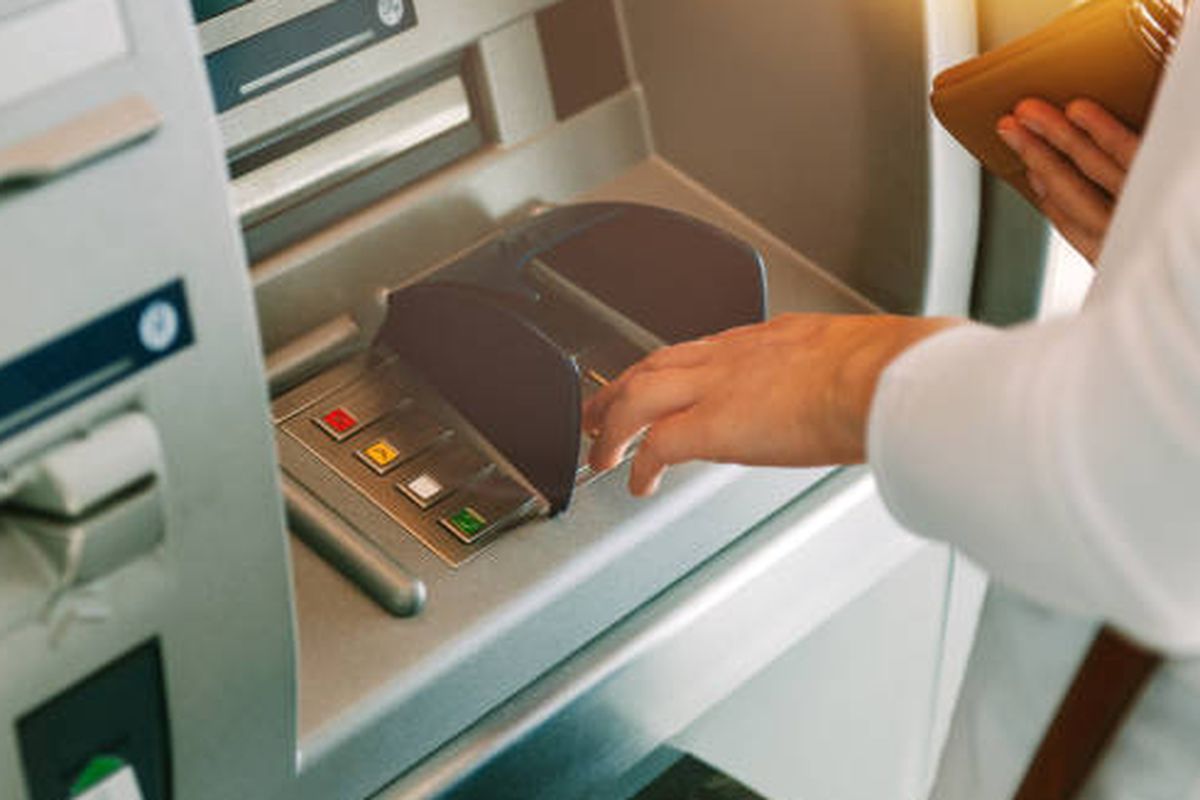 Ilustrasi ATM. Pria di Deli Serdang kuras tabungan korban usai pura-pura memberi bantuan. Ia ditangkap pada Mei 2024 lalu.