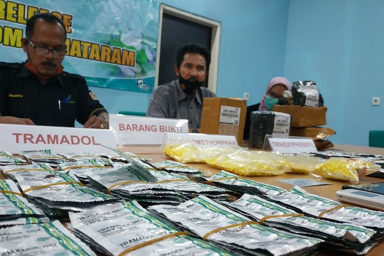 kepala Balai Besar Pengawsaan Obat dan Makanan (BBPOM) Mataram (baju gelap) menunjukkan ribuan obat palsu berbahaya, seperti trihexphenidyl, (golongan psikotropika), Kamis (5/11/2020).