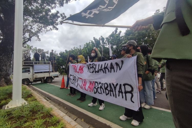 Sejumlah mahasiswa dari Universitas Pembangunan Nasional Veteran Jakarta (UPNVJ) melakukan unjuk rasa di depan Gedung Balai Kota DKI Jakarta pada Kamis (23/2/2023) siang. 