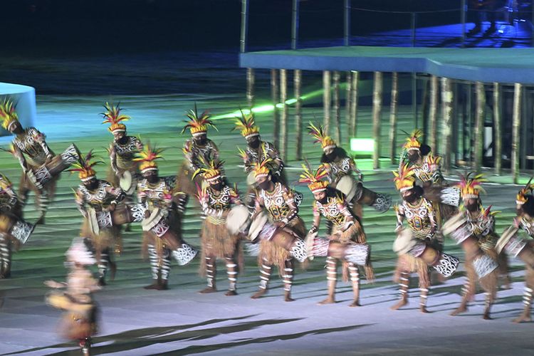 Penari menghibur penonton saat Upacara Pembukaan PON Papua di Stadion Lukas Enembe, Kompleks Olahraga Kampung Harapan, Distrik Sentani Timur, Kabupaten Jayapura, Papua, Sabtu (2/10/2021). Resmi dibuka oleh Presiden Jokowi, PON XX Papua 2021 akan berlangsung pada 2-15 Oktober 2021.