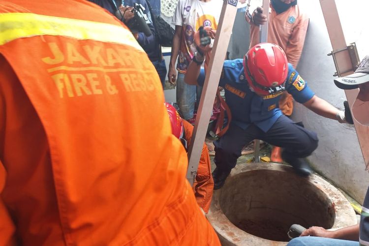 Seorang anak berusia 6 tahun meninggal setelah tercebur ke dalam sumur sedalam 20 meter di Kelurahan Cijantung, Kecamatan Pasar Rebo, Jakarta Timur, Kamis (24/2/2022).