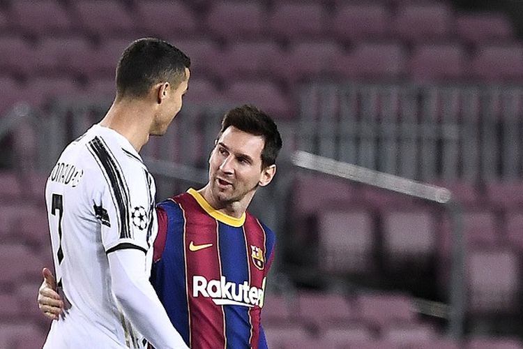 Penyerang Juventus Cristiano Ronaldo menyapa penyerang Barcelona Lionel Messi (kanan) sebelum pertandingan Grup G Liga Champions antara Barcelona vs Juventus di Stadion Camp Nou di Barcelona pada 8 Desember 2020.
