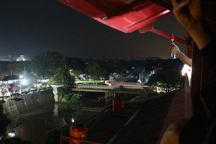 Pemandangan dari ruangan pemantau kapal di Menara Syahbandar pada malam hari, Minggu (29/12/2019).