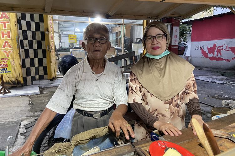 Ismail dan Yurnita, pasutri penjual terang bulan legendaris di Surabaya, Selasa (11/2/2025)