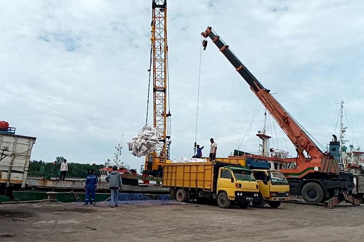 Aktivitas di Pelabuhan Pangkalbalam, Kota Pangkalpinang, Babel, Jumat (21/7/2023).