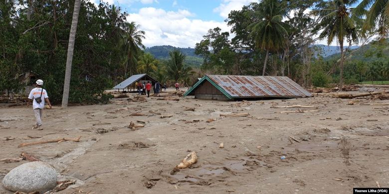 Rumah-rumah warga yang tertimbun pasir dan lumpur di desa Bangga, Dolo Selatan menyebabkan 371 keluarga kehilangan tempat tinggal, 1 Mei 2019. 