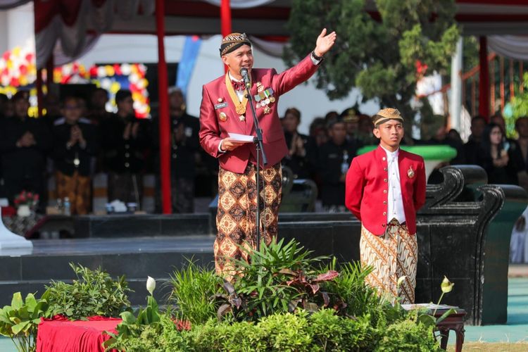 Gubernur Jawa Tengah Ganjar Pranowo dalam acara upacara hari jadi Provinsi Jateng ke-78 pada Sabtu (19/8/2023).