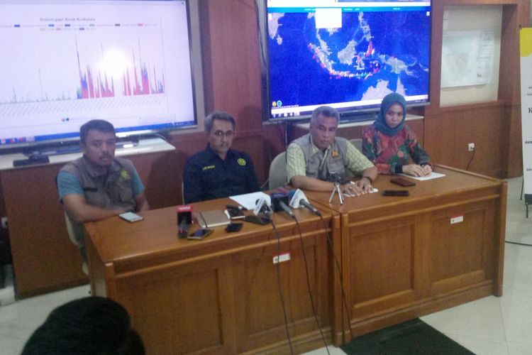 Tim PVMBG tengah menjelaskan kemungkinan adanya kaitan terjadinya tsunami di Selat Sunda dengan aktivitas Gunung Anak Karakatau, Minggu (23/12/2018).