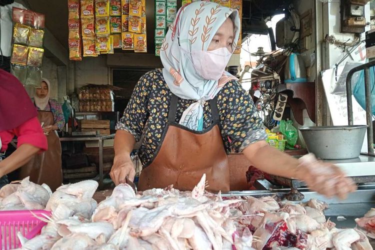 Ana, pedagang daging ayam di Pasar Peterongan Semarang, Jawa Tengah saat melayani pembeli. Rabu (6/3/2024).