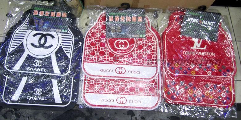 Karpet mobil dengan nuansa motif kaum hawa.