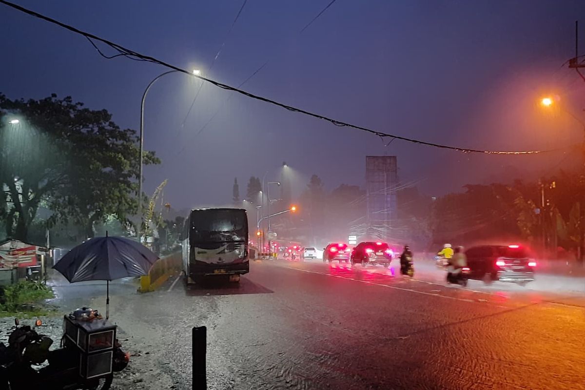 Lokasi kecelakaan sebuah truk boks bernomor polisi B 9795 ACB diduga mengalami rem blong dan menabrak pemotor di Tanjakan Selarong, kawasan Puncak Bogor, Jawa Barat, Jumat (5/9/2025) sore.