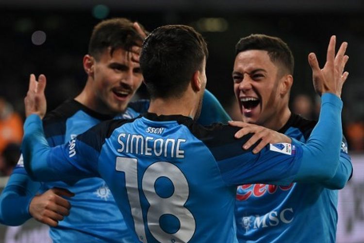 Giovanni Simeone (tengah) merayakan gol kemenangan bersama para pemain Napoli lainnya. Napoli menang 2-1 atas AS Roma pada laga pekan ke-20 Liga Italia Serie A 2022-2023 yang digelar di Stadion Diego Armando Maradona, Minggu (29/1/2023) malam waktu setempat. Kemenangan itu membuat Napoli semakin nyaman di posisi puncak klasemen Liga Italia.