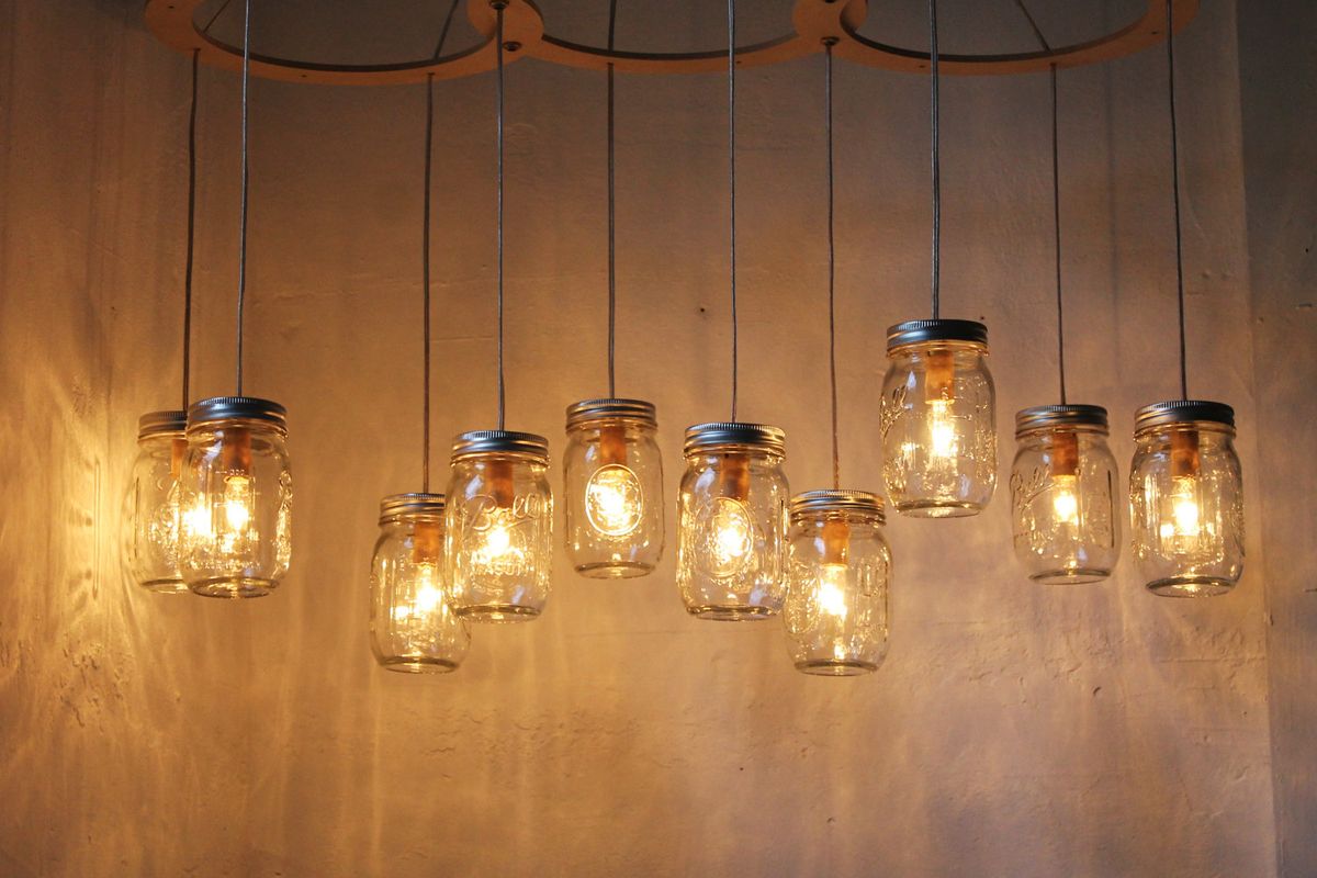 Manfaatkan toples kosong untuk hiasan lampu.