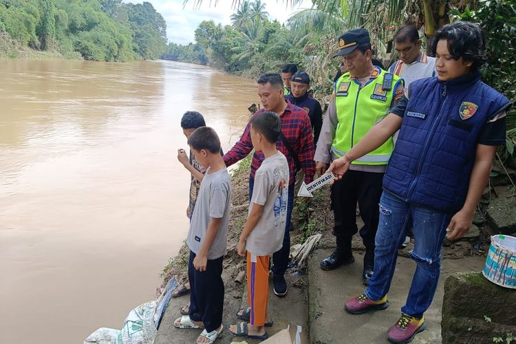Polisi melakukan olah TKP di tempat pelajar SMP yang melompat ke Sungai Ogan, Kabupaten Ogan Komering Ulu (OKU), Sumatera Selatan ketika sedang membersihkan ruang kelas, Sabtu (25/5/2024).