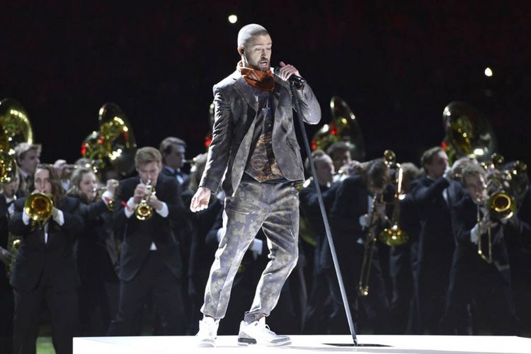 Justin Timberlake tampil di panggung pada jeda pertandingan the Pepsi Super Bowl LII di  Stadion U.S. Bank, 4 Februari 2018 di Minneapolis, Minnesota.  