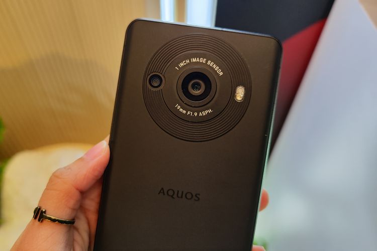 Punggung Sharp Aquos R8s Pro varian warna Hitam. Ponsel dilengkapi kamera utama 47,2 MP dengan sensor berukuran 1 inci dan depth sensor beresolusi 1,9 MP.