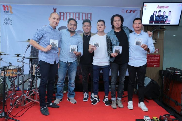 Band Armada bersama Bebi Romeo dan pihak CFC meluncurkan album Dengerin Abang Special Edition di CFC Kemang, Jakarta Selatan, Rabu (15/8/2018).