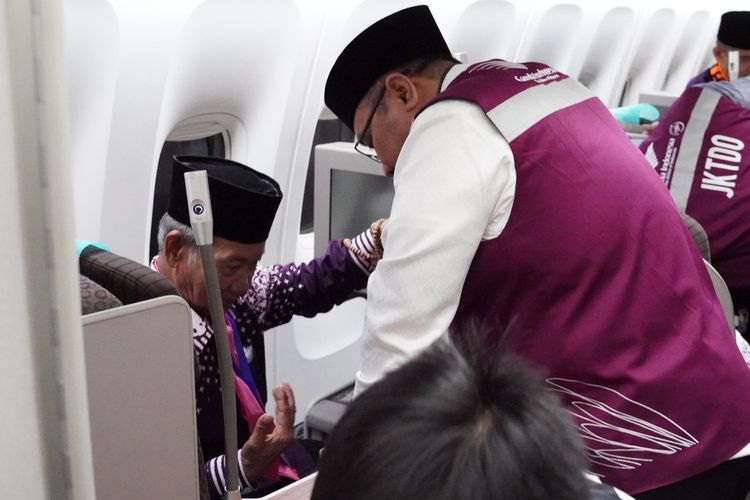 Menteri Agama Yaqut Cholil Qoumas melepas keberangkatan 388 jemaah haji kelompok terbang (kloter) pertama Embarkasi Jakarta - Pondok Gede (JKG-01) di Bandara Soekarno-Hatta (Soetta), pada Minggu (12/5/2024) dini hari.