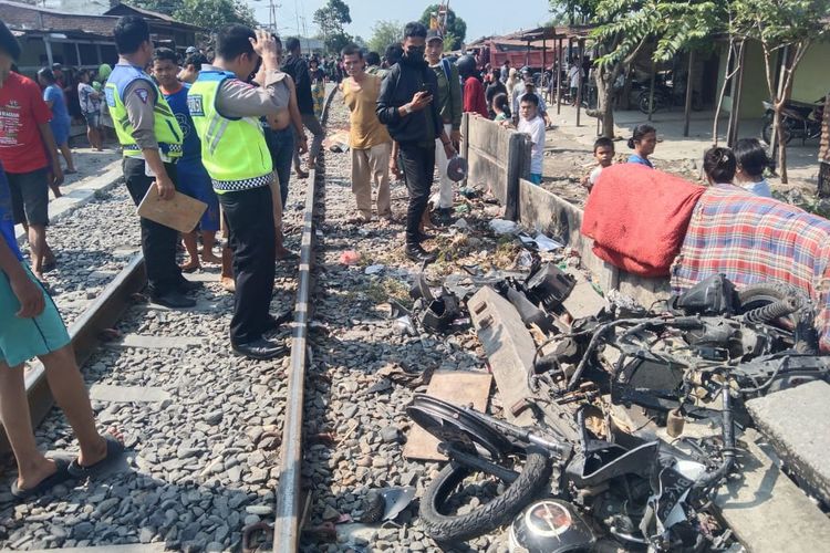 Lokasi kecelakaan yang melibatkan kereta api, truk, sepeda motor dan rumah di Kecamatan Medan Deli, Kota Medan, Rabu (5/6/2024)