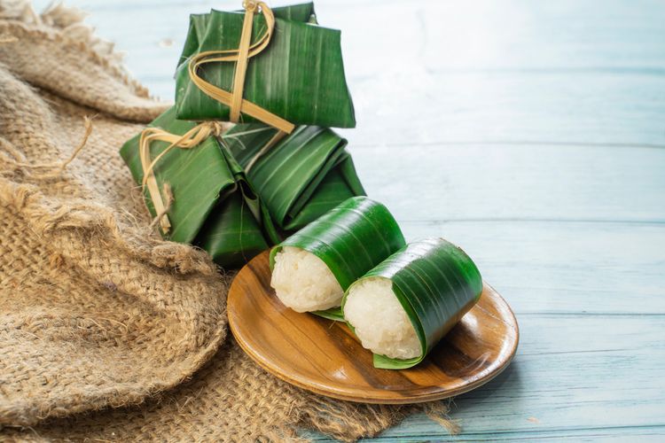 Ilustrasi lemper ayam bungkus daun pisang. 