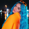 Jatuh dari Tangga Saat Konser, Karol G Alami Cedera Lutut
