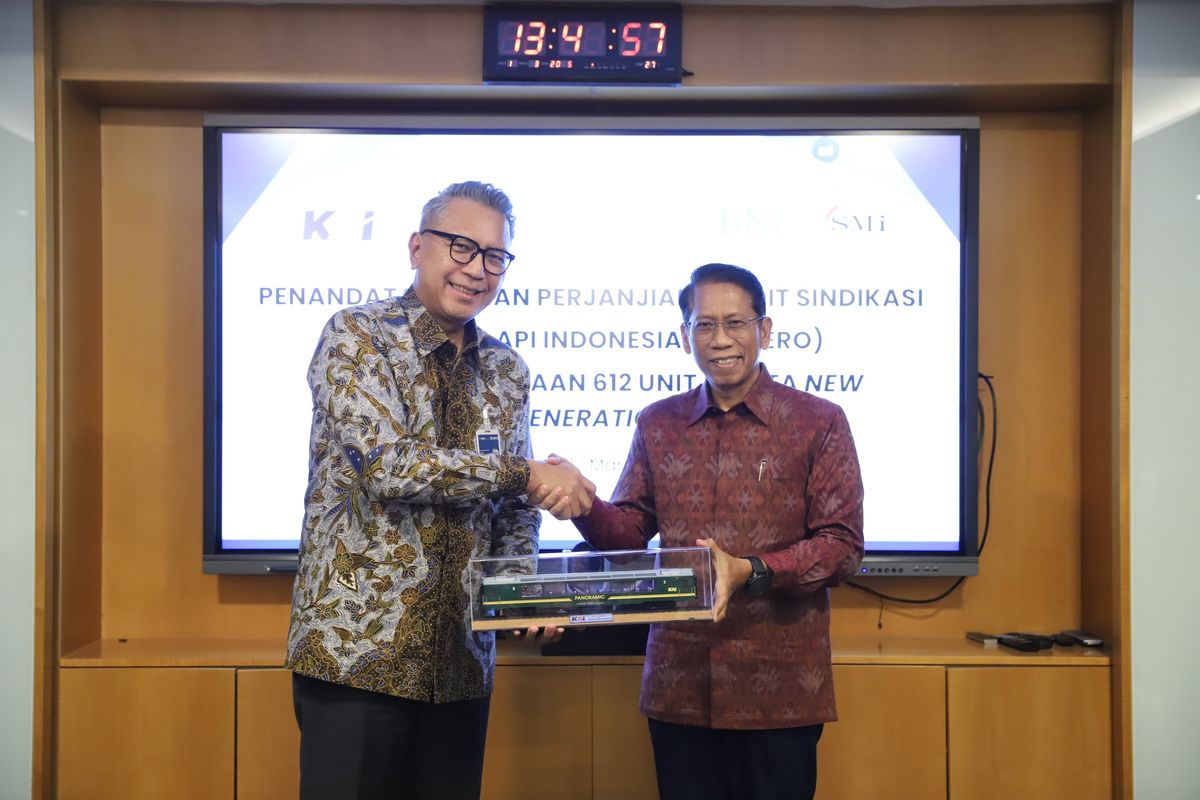 Direktur Utama KAI Didiek Hartantyo (kanan) saat agenda penandatanganan kerja sama dengan BNI dan SMI di Gedung Graha BNI, Senin (17/3/2025).
