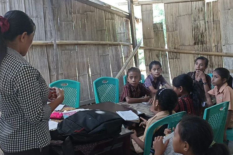 Foto: Para siswa Sekolah Dasar Negeri Oka, Desa Ladolaka, Kecamatan Palue, Kabupaten Sikka, Nusa Tenggaara Timur (NTT) belajar di dalam ruangan kelas darurat.