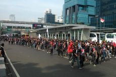 Bus Gagal Tembus Bundaran HI, Massa Buruh Berjalan dari Semanggi