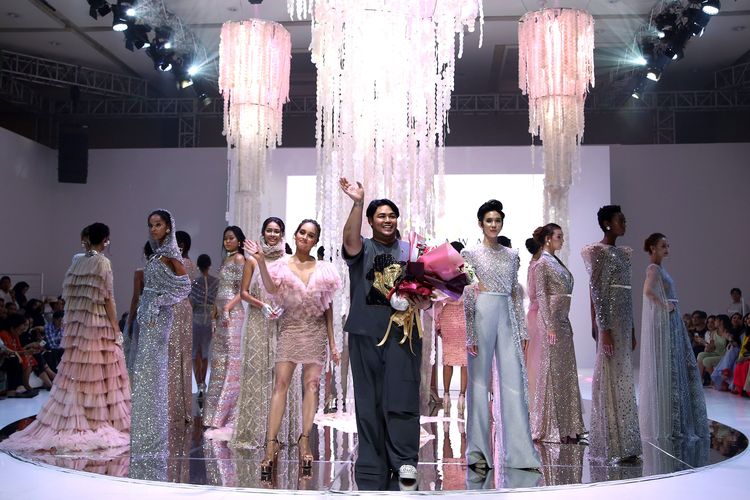 Desainer Ivan Gunawan bersama 25 busana rancangannya pada show bersama IPMI di Senayan City, Jakarta, Rabu (6/11/2019).
