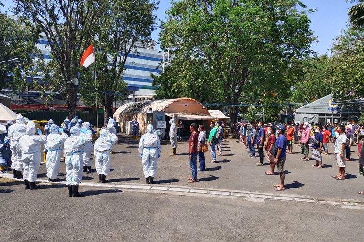 Petugas Upacara Dengan menggunakan APD Lengkap dan seluruh Pasien Positif Covid-19 RSLI Surabaya Gelar Upacara Penghormatan Bendera Merah Putih, di Halaman Isolasi RSL Indrapura Surabaya, Selasa (17/08/2021).