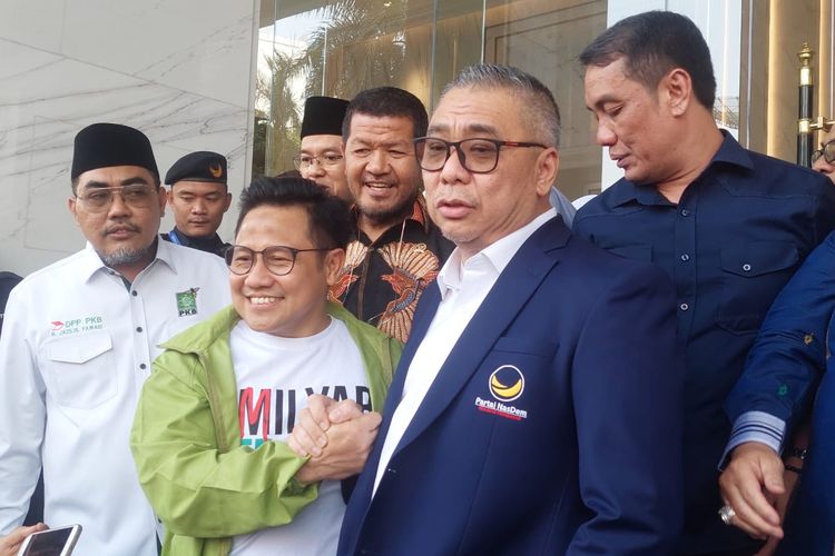 Ketua Umum Partai Kebangkitan Bangsa (PKB) Muhaimin Iskandar alias Cak Imin (jaket hijau) beserta sejumlah kader PKB menyambangi Kantor DPP Partai Nasdem di Gondangdia, Jakarta Pusat, Rabu (6/9/2023) siang. Mereka disambut Wakil Ketua Umum Partai Nasdem Ahmad Ali.