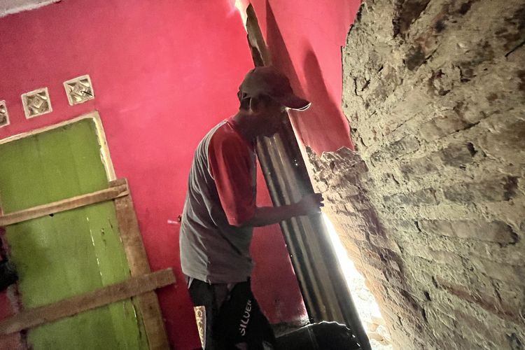 Rumah Retak dan Ambruk Usai Gempa, Keluarga di Pangandaran Tidur Berdesakan di Ruang Tamu 