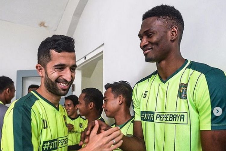 Dua pemain anyar Persebaya Surabaya, Manuchekhr Dzhalilov (kiri) dan Amido Balde.