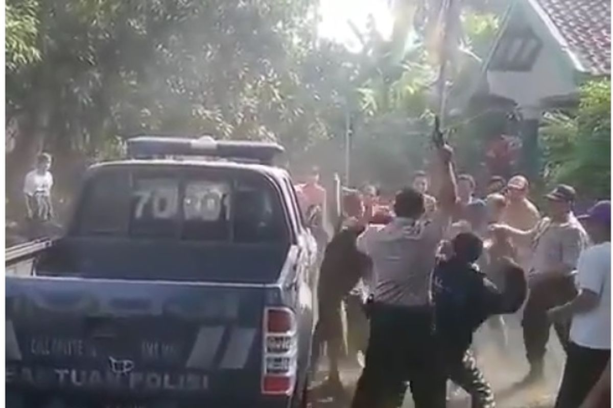 Pelaku pembunuh kakak iparnya sendiri diamuk warga ketika hendak diamankan polisi.