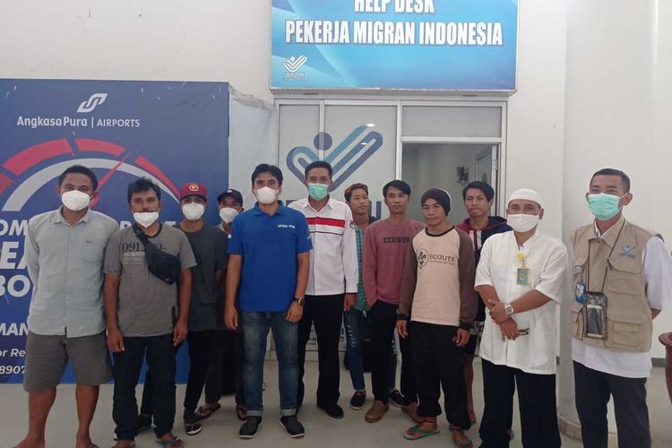 Suasana kedatangan 8 PMI ilegal yang dipulangkan ke Lombok setelah sebelumnya menjalani pemeriksaan di Batam usai insiden Kapal Tenggelam saat hendak menuju Malaysia