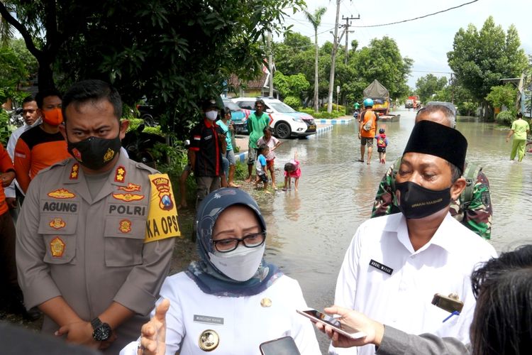 Bupati Jombang Mundjidah saat meninjau lokasi banjir di Dusun Beluk, Desa Jombok, Kecamatan Kesamben, Kabupaten Jombang, Jawa Timur, Rabu (13/1/2021).