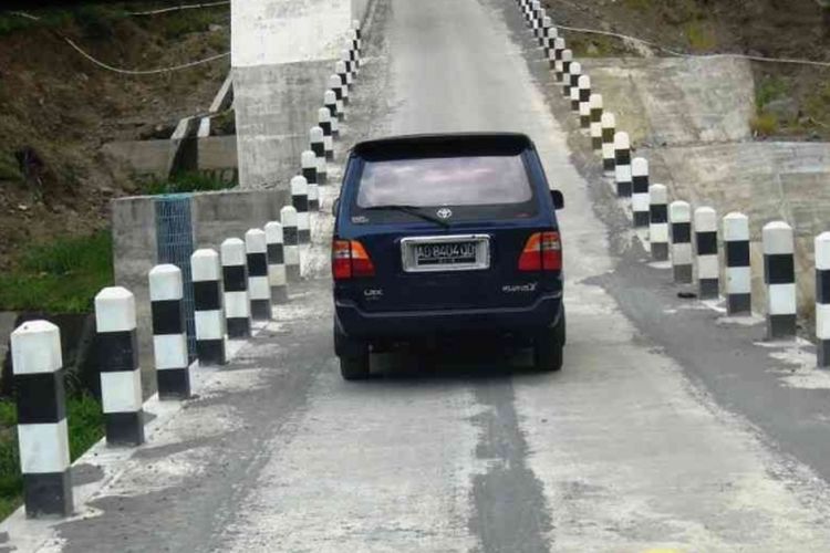 Sisi atas Sabo Kali Apu berfungsi sebagai jembatan pada kondisi normal. Jembatan ini menghubungkan Desa Tiogolele, desa teratas paling dekat puncak Merapi dengan kota kecamatan.