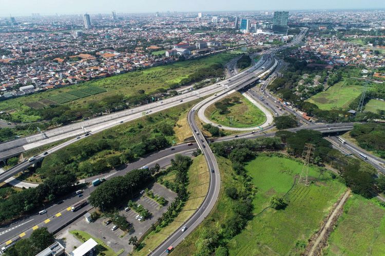 Foto udara simpang susun Waru di Tol Surabaya-Gempol di Jawa Timur, Selasa (5/6/2018). Tol Surabaya-Gempol sudah beroperasi dan dapat dilintasi para pemudik.