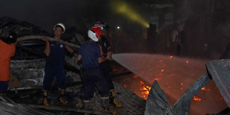 Proses pemadaman api yang membakar lima rumah warga di Dusun I Talang Leban, Kecamatan Batang Hari Leko, Kabupaten Musi Banyuasin (Muba),  Sumatera Selatan, usai ditabrak mobil tangki pengangkut minyak ilegal pada Kamis (15/12/2022) malam.