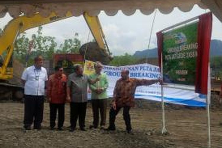 Gubernur Jawa Barat Ahmad Heryawan (tengah)bersama petinggi PLN di Jawa Barat saat ground breaking PLTA Jatigede.