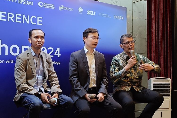 kiri ke kanan: Ketua Umum Dewan Transformasi Digital Industri Indonesia (WANTRII), Fadli Hamsanini,  Associate Partner McKinsey & Company, Bo Li dan Direktur Ericsson Indonesia, Ronni Nurmal dalam konferensi pers Ericsson Indonesia Hackaton 2024 di Jakarta, Rabu (23/10/2024).