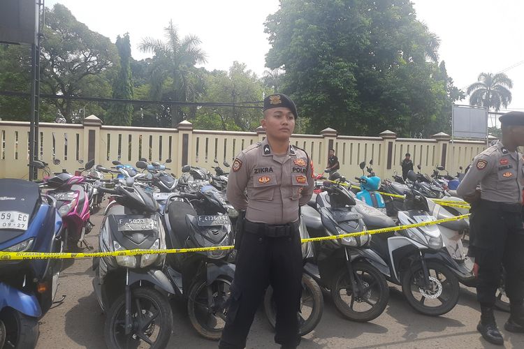 Polisi menangkap 9 orang yang terlibat dalam aksi premanisme dan pungutan liar di wilayah Kota dan Kabupaten Bogor, Jawa Barat, Jumat (9/5/2025).