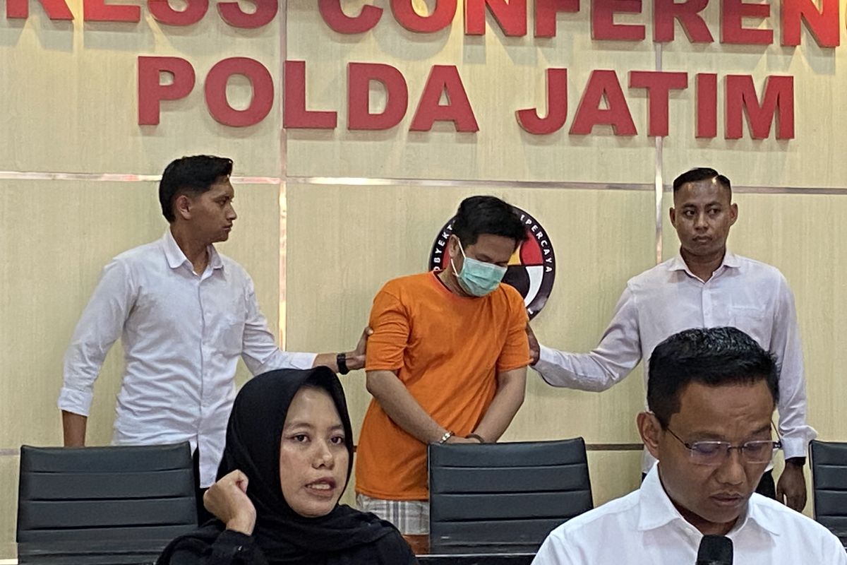 Muhammad Rosuli atau MR (38) mantan ketua ormas di Surabaya, Senin (24/3/2025). Ia diduga mencabuli anak tirinya, AS (15).