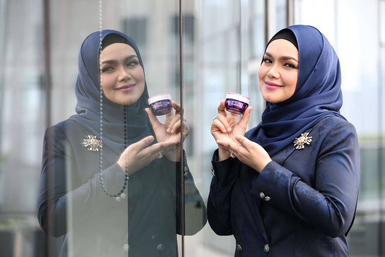 Penyanyi asal Malaysia, Siti Nurhaliza berkunjung ke Kantor Redaksi Kompas.com di Menara Kompas, Jakarta, Jumat (9/8/2019).