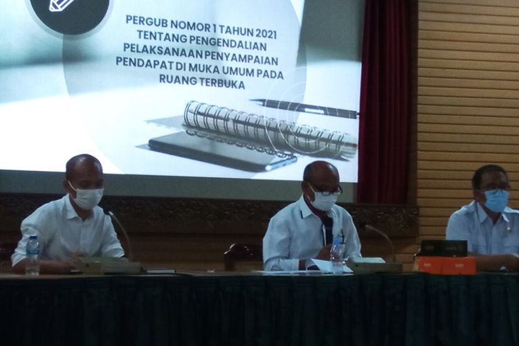Sumadi (tengah) dan Adi Bayu (Kanan) saat menjelaskan soal public hiring Pergub no 1 tahun 2021, Rabu (3/11/2021)